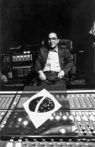 João Gilberto revolucionou o violão e o canto popular brasileiro, e sua influência, mesmo que indireta, está vivamente presente nos artistas de hoje / Dario Zalis/Divulgação