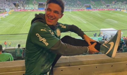 Piloto de Fórmula 1, Lando Norris acompanha jogo do Palmeiras no Brasileirão