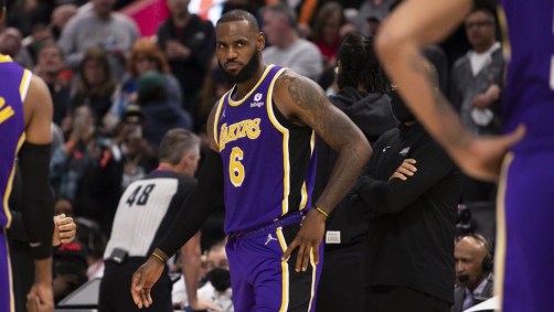 Lebron James com o uniforme do Lakers