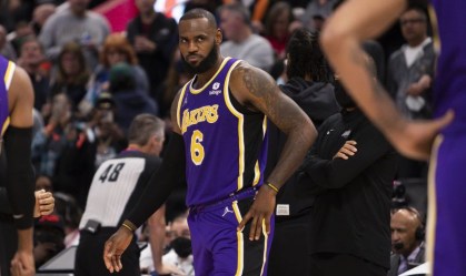 Preguiça? LeBron James reclama de viagem para jogo da pré-temporada
