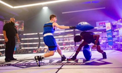 Guerra de travesseiro vai ao ringue e busca se tornar esporte profissional