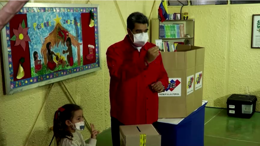 Nicolás Maduro votou nas eleições deste domingo (21) em escola no bairro Fuerte Tiuna, em Caracas. / REUTERS