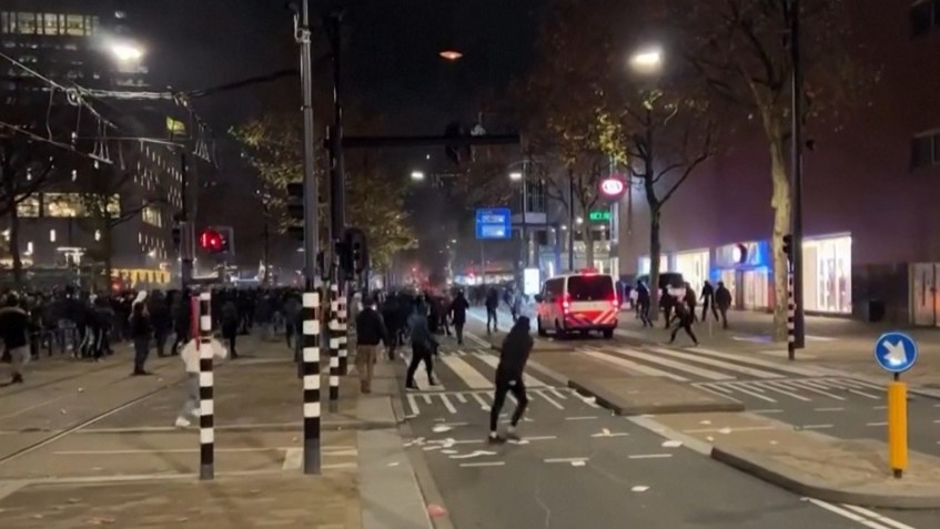 Manifestações contra restrições impostas devido à Covid-19 em Rotterdam, Holanda / Bob Van Keulen / Reuters