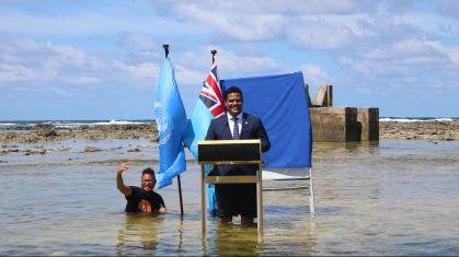 Ministro das Relações Exteriores de Tuvalu grava mensagem para COP26 dentro do mar para destacar impacto da mudança climática em seu país