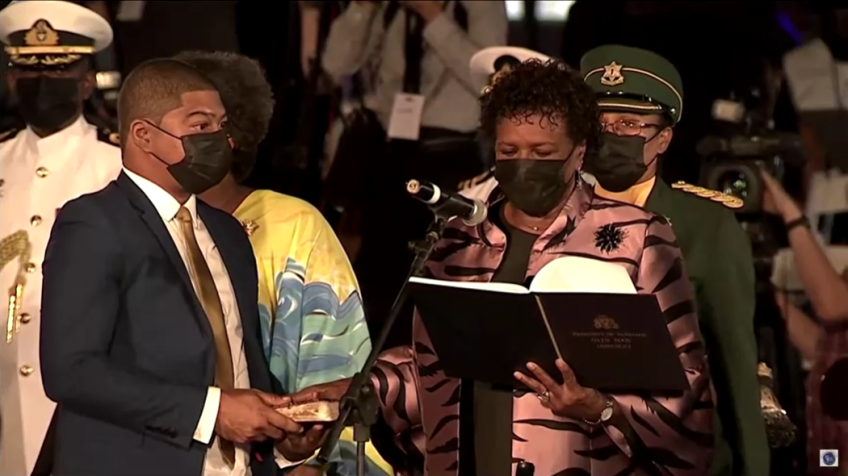 Nova presidente de Barbados, Sandra Mason faz seu juramento presidencial. / REUTERS