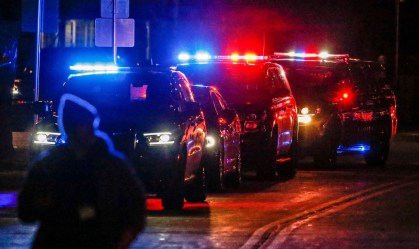 Carro invade desfile de Natal nos EUA e deixa pelo menos cinco mortos