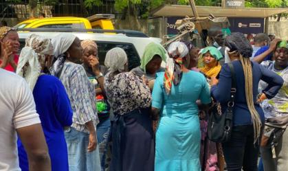 Vítimas de desabamento na Nigéria foram retiradas dos escombros por vizinhos