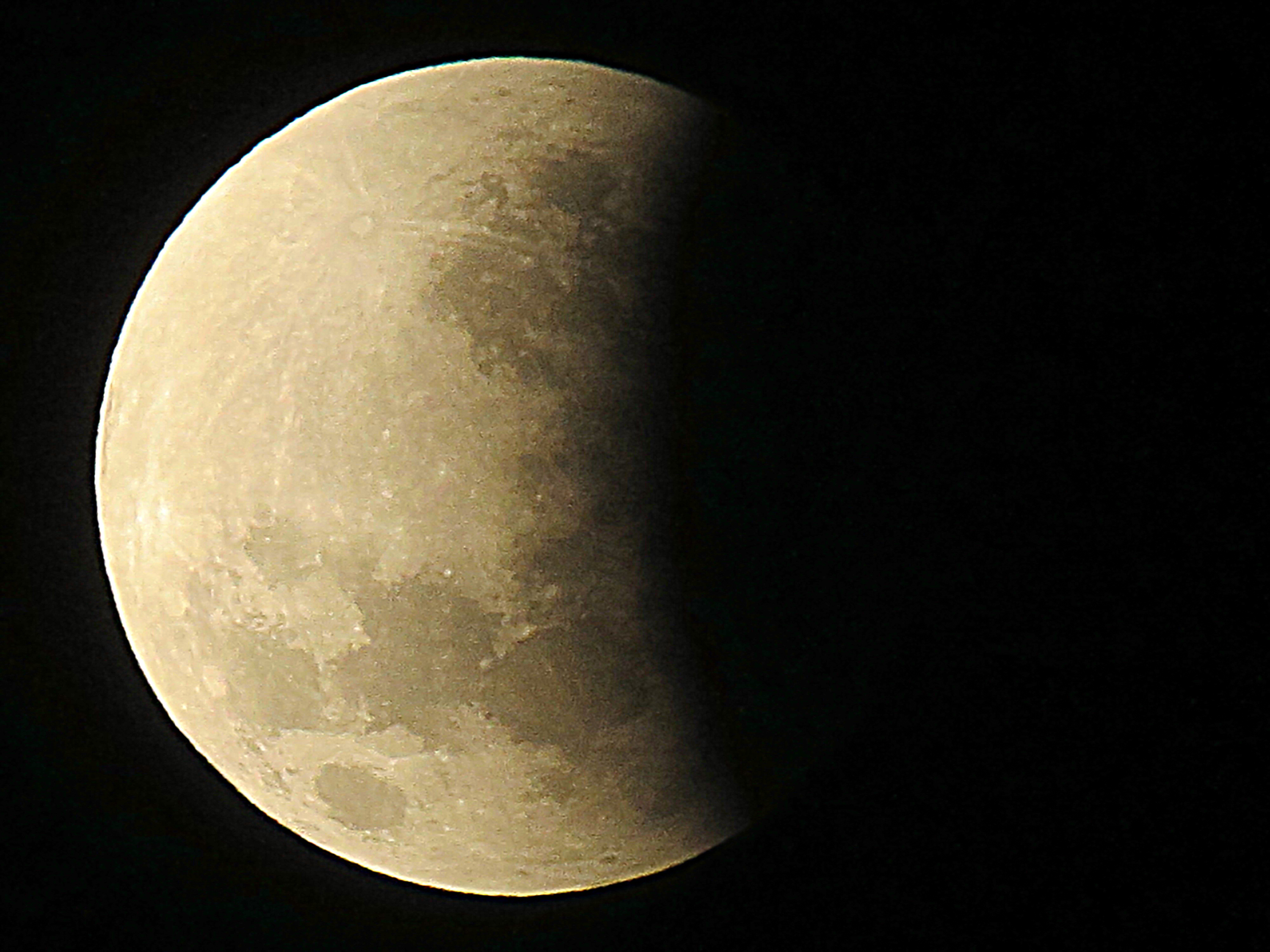 Eclipse lunar parcial / Foto: GISELE PIMENTA/FRAMEPHOTO/ESTADÃO CONTEÚDO