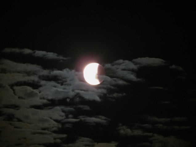 Eclipse lunar parcial é visto na cidade de Toledo, no Paraná, em 2021. / GISELE PIMENTA/FRAMEPHOTO/ESTADÃO CONTEÚDO