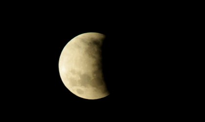Superlua e eclipse parcial acontecem juntos nesta terça (17); saiba mais