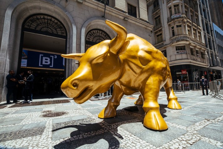 A escultura do Touro de Ouro está no centro de São Paulo, na Rua XV de Novembro, 275 / B3/Divulgação