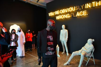 Virgil Abloh em uma prévia de sua exposição “Figures of Speech”, em 4 de novembro de 2021, em Doha, Qat