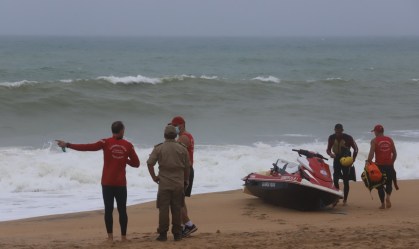 Embarcação com 13 pessoas naufraga no estado do Rio de Janeiro e deixa três mortos