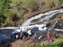 Destroços da aeronave com a matrícula PT-ONJ, que levava a cantora Marília Mendonça