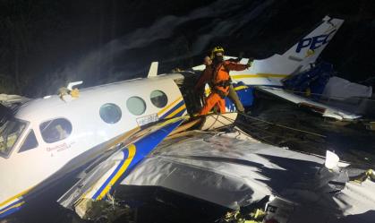 Fuselagem e asas de avião do acidente com Marília seguem para o RJ nesta terça