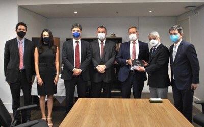 Senado res da CPi da Pandemia entregam relatório ao MPF