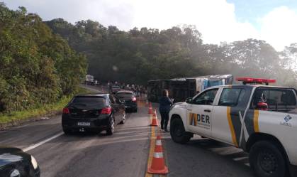 Ônibus de turismo tomba na rodovia Oswaldo Cruz (SP) e deixa 6 mortos e dezenas de feridos
