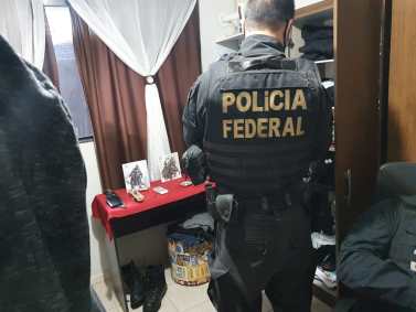 Agentes da PF cumprem mandado de busca e apreensão na residência de um aluno do Instituto Federal do Paraná-IFPR