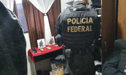 Agentes da PF cumprem mandado de busca e apreensão na residência de um aluno do Instituto Federal do Paraná-IFPR