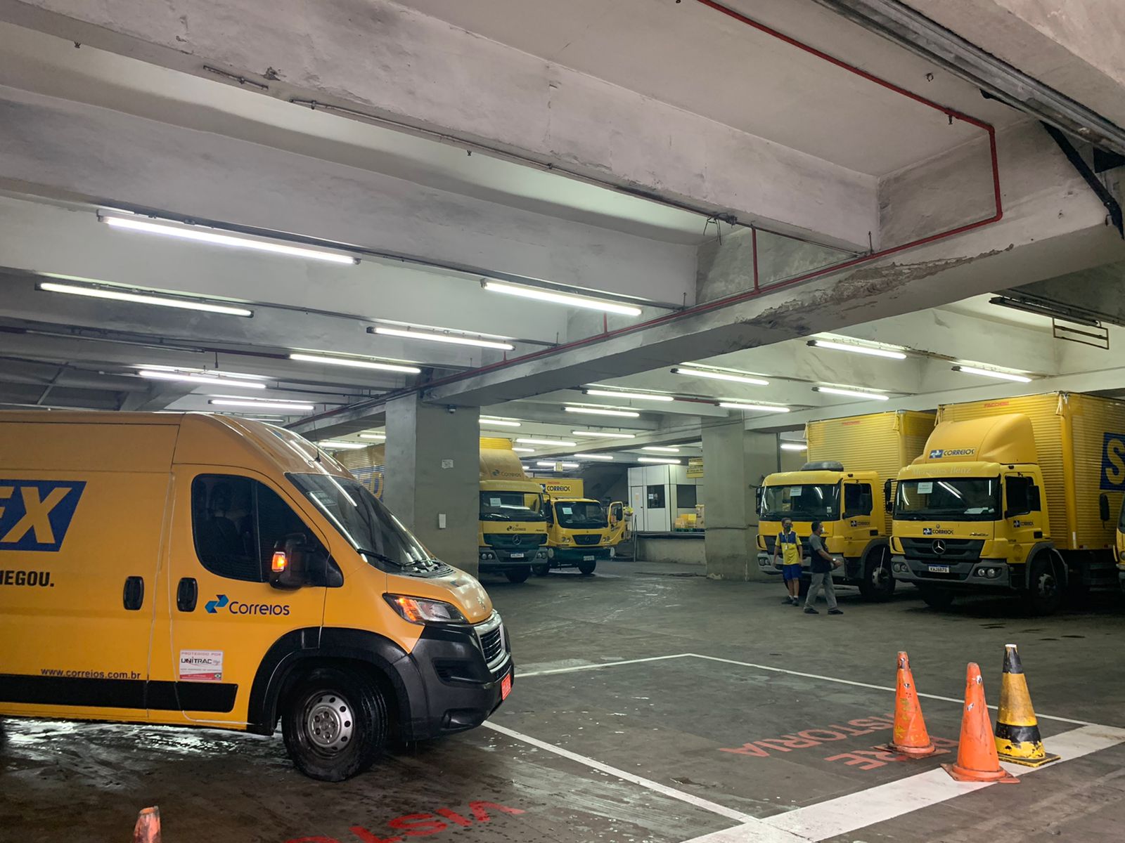 Caminhões que transportam os exames deixaram sede dos Correios sob escolta nesta manhã