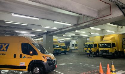 Caminhões que transportam os exames deixaram sede dos Correios sob escolta nesta manhã