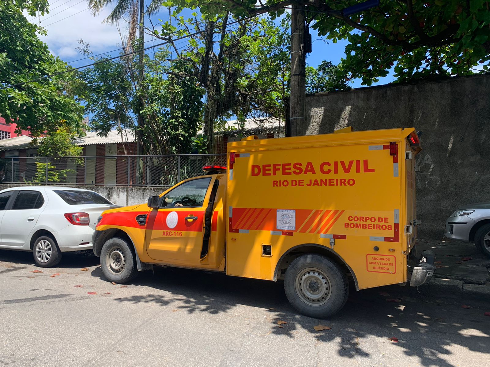 Carro da Defesa Civil em frente à Delegacia de Homicídios. / Bruna Carvalho / CNN