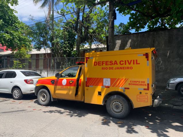 Carro da Defesa Civil em frente à Delegacia de Homicídios. / Bruna Carvalho / CNN