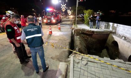 Calçada desaba durante desfile em Joinville e ao menos 30 pessoas caem em rio