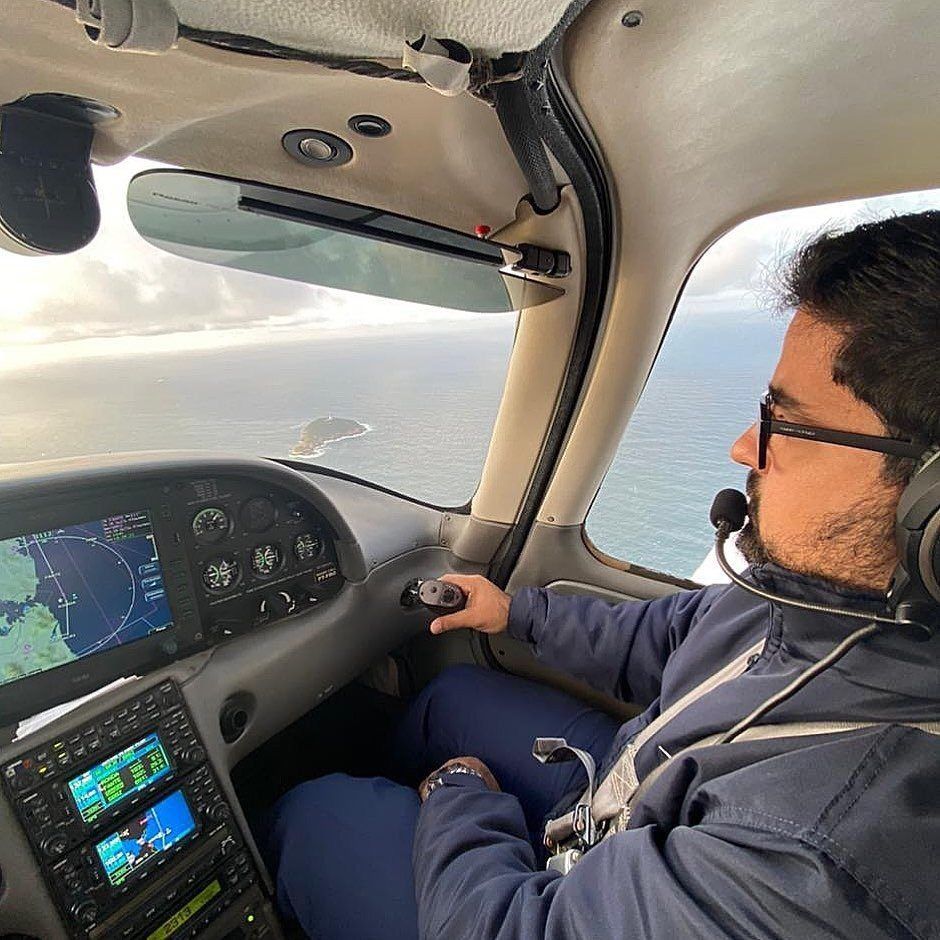 Corpo de Gustavo Carneiro foi encontrado durante buscas; outros dois ocupantes do avião bimotor seguem desaparecidos