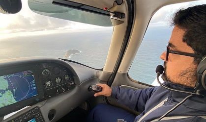 Corpo de Gustavo Carneiro foi encontrado durante buscas; outros dois ocupantes do avião bimotor seguem desaparecidos