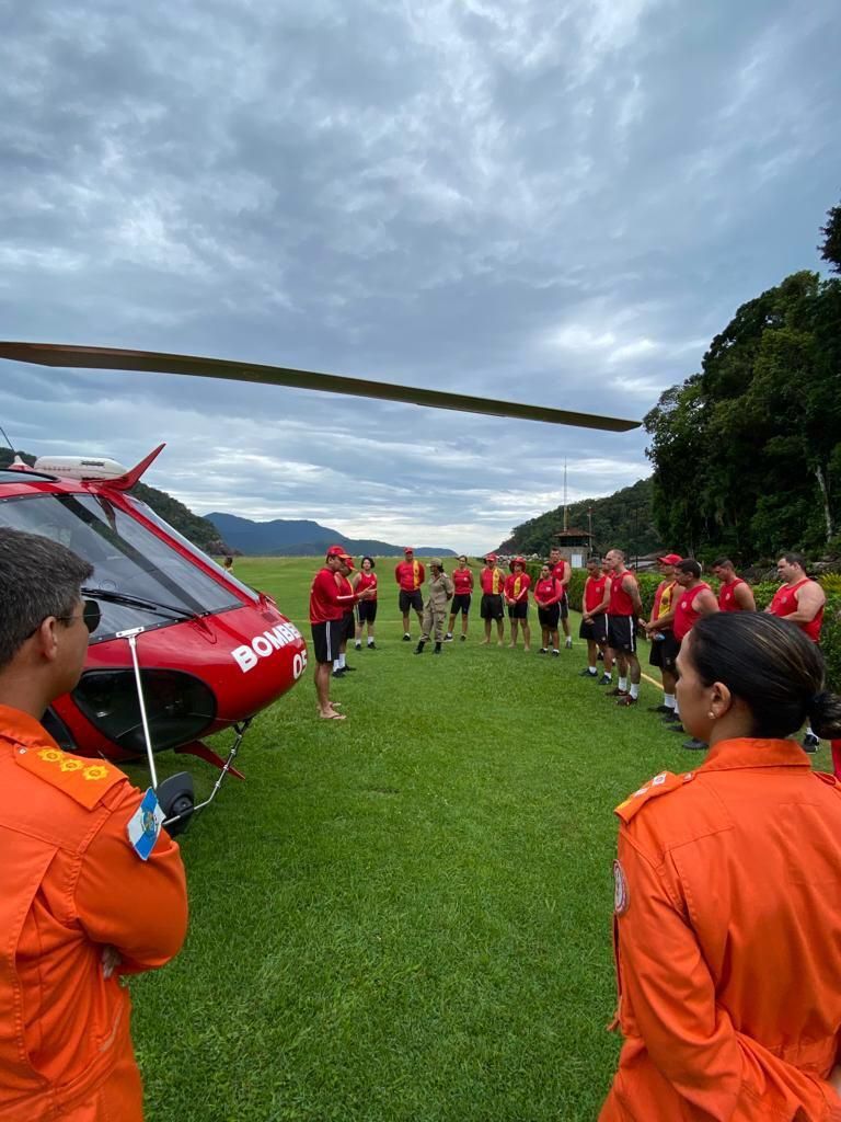 Equipe reunida para buscas de corpos da queda de bimotor