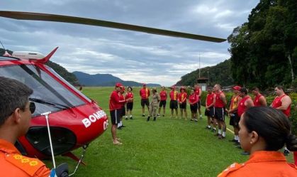 Equipe reunida para buscas de corpos da queda de bimotor