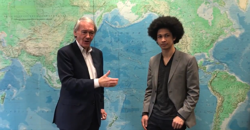 O jovem ativista Aji Piper ao lado do senador norte-americano Ed Markey / Foto: Twitter/Ed Markey