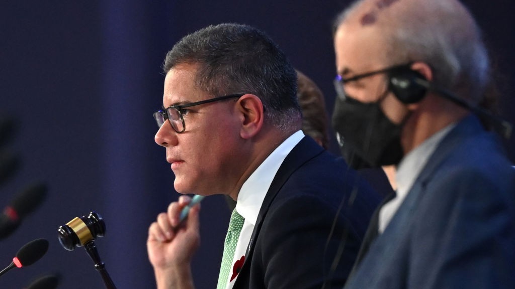 O presidente da COP26, Alok Sharma, bate o martelo ao final das negociações, em Glasgow (Escócia), que resultaram em um novo acordo para tentar conter as mudanças climáticas no planeta