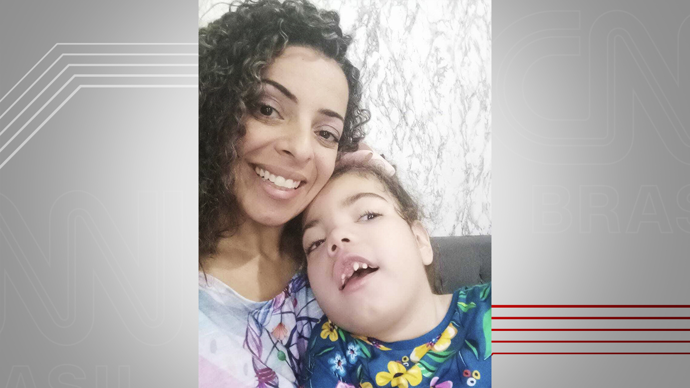 Amanda conta que, desde o nascimento da filha, Alice, foram voluntárias de diferentes pesquisas / Acervo pessoal