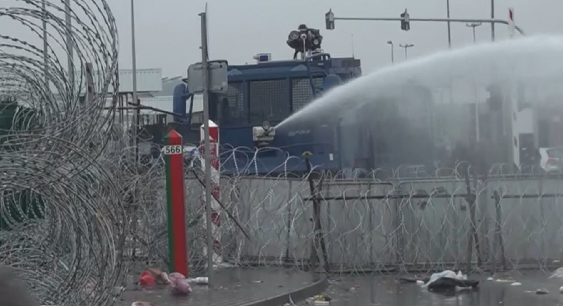 Guardas poloneses lançaram canhões de água e gás lacrimogêneo nos migrantes / Reprodução/CNN Internacional