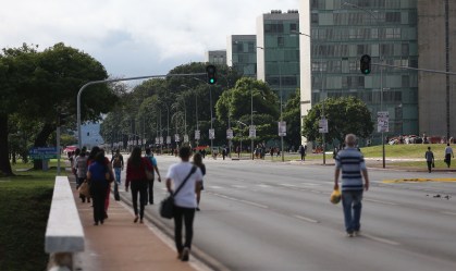 Pessoas na rua em Brasília