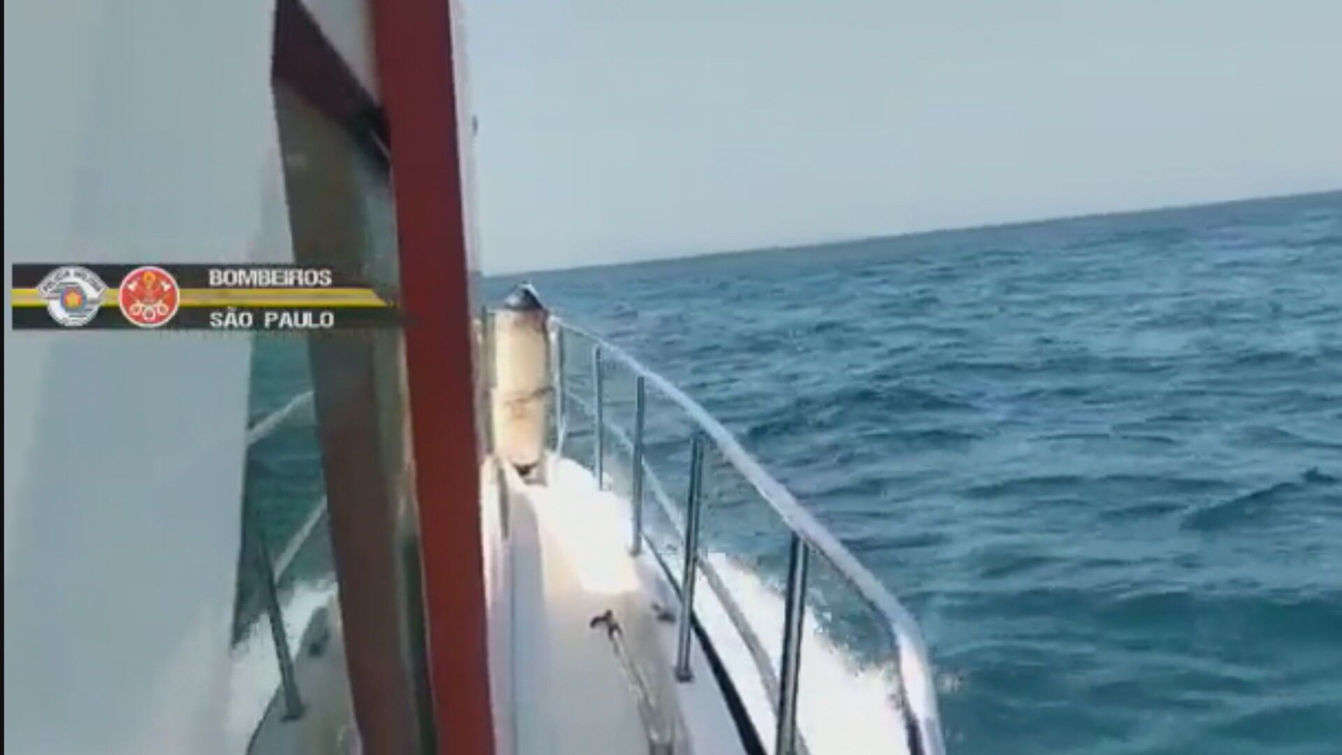 Buscas por avião que caiu no mar entre SP e RJ entram no segundo dia