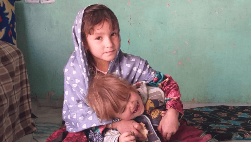 Zaiton, 4, brinca com o irmão na casa deles na província de Ghor, Afeganistão/Reprodução/CNN