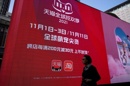 Anúncio para promover o festival de compras do Dia dos Solteiros do Alibaba em Xangai