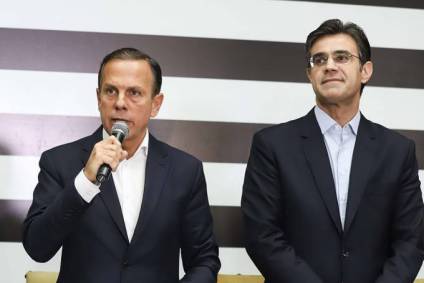 Governador João Doria (à esq.) e o vice Rodrigo Garcia durante cerimônia no Palácio dos Bandeirantes