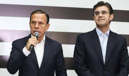 Governador João Doria (à esq.) e o vice Rodrigo Garcia durante cerimônia no Palácio dos Bandeirantes