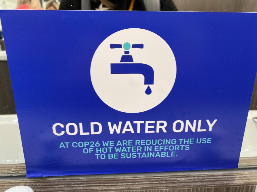 COP26 adaptou estrutura para se tornar ainda mais sustentável; no local há apenas água gelada nas torneiras, como mostra a imagem / Foto: Reprodução/CNN