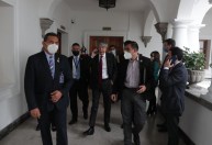 Presidente do Equador é retirado de Palácio após terremoto de magnitude 4,9 em Quito