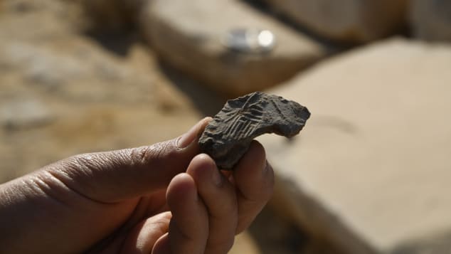 Os arqueólogos agora analisarão os artefatos para descobrir mais sobre a vida diária na época em que o templo foi construído / M. Osman