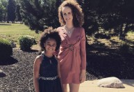 Mãe acusa companhia aérea de racismo ao afirmarem que traficava sua filha