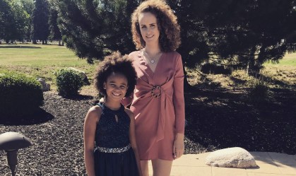 Mãe acusa companhia aérea de racismo por denúncia de que traficava filha negra
