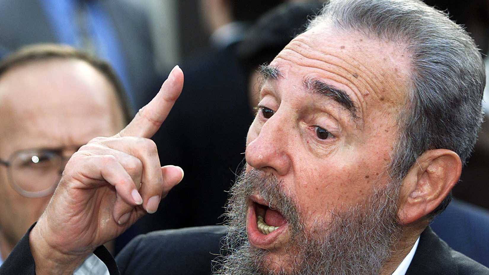 Fidel Castro, durante entrevista na porta da embaixada de Cuba., em Brasília (3/9/2001) • Estadão Conteúdo
