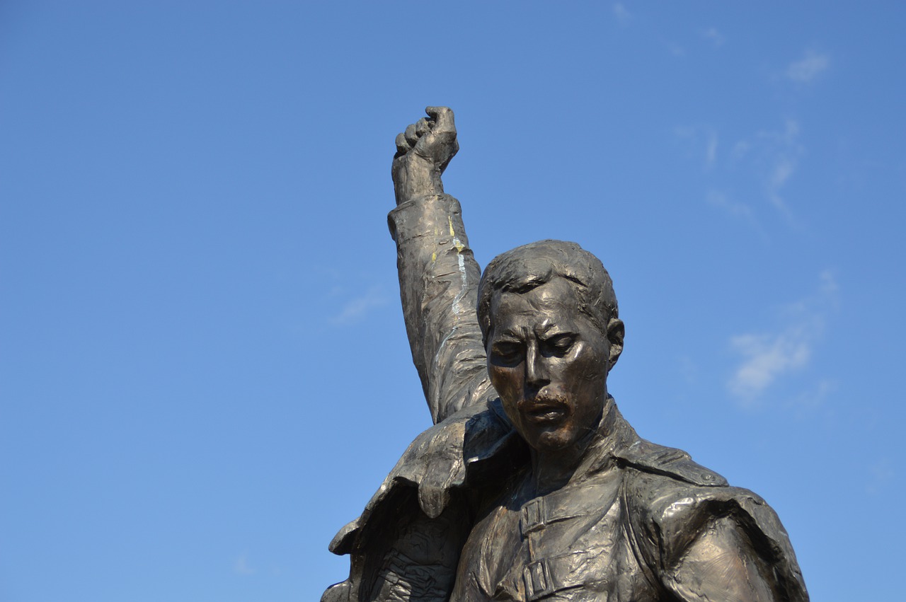 freddie-mercury-estatua_cnn-brasil