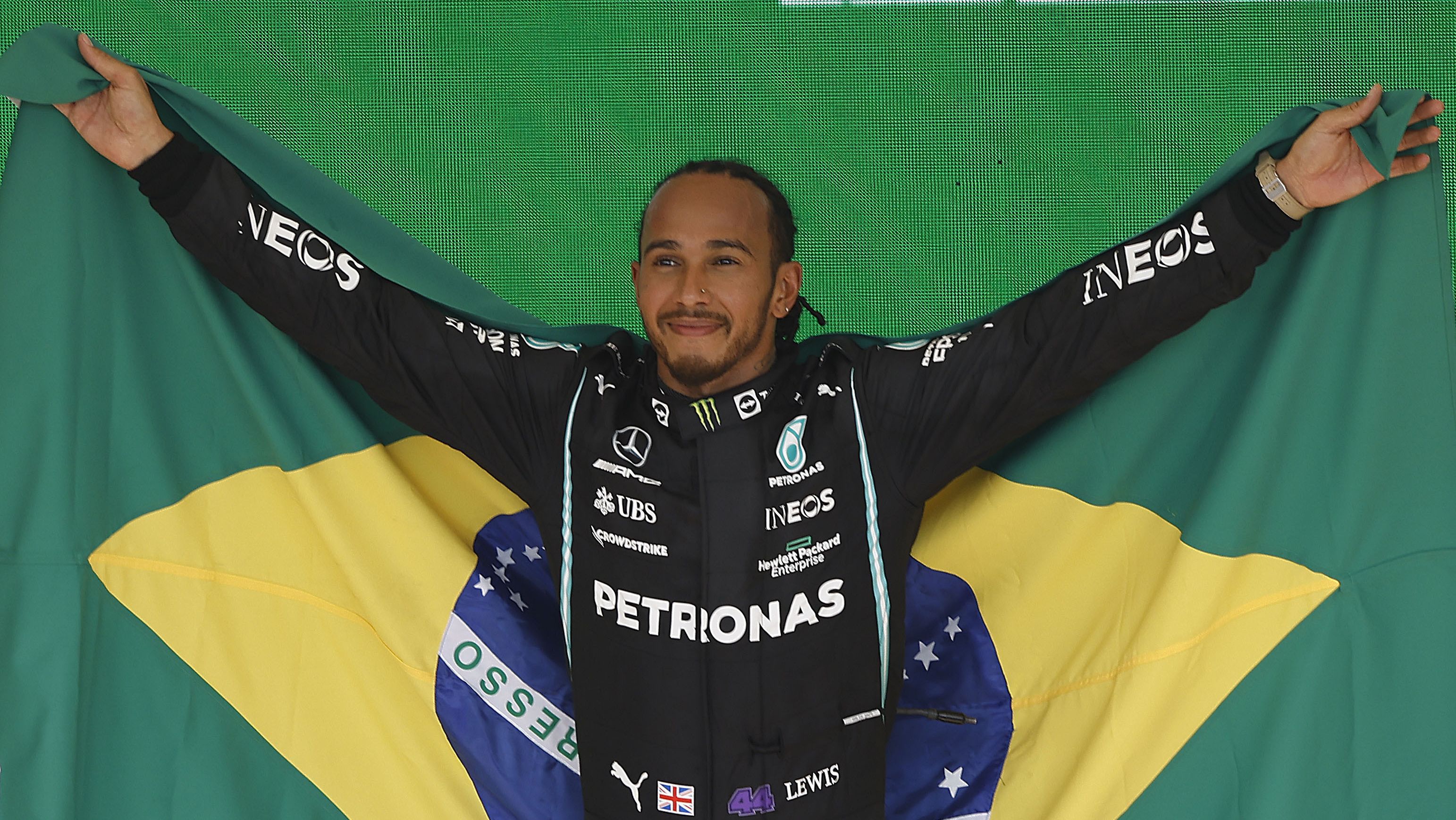 Lewis Hamilton comemora vitória em Interlagos com a bandeira do Brasil